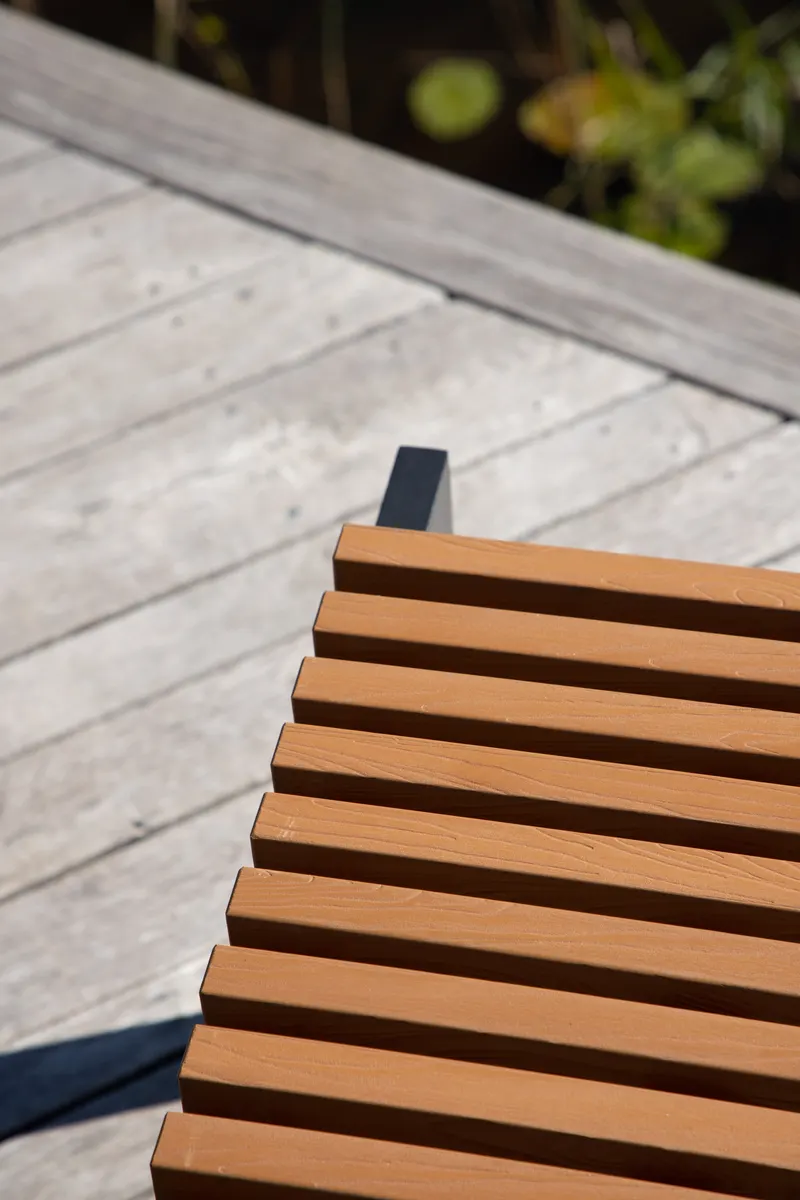 Athena Gartenbank aus Aluminium mit Lattensitz in Natur, Gestell Schwarz, im Wohnraum, Ansicht 3