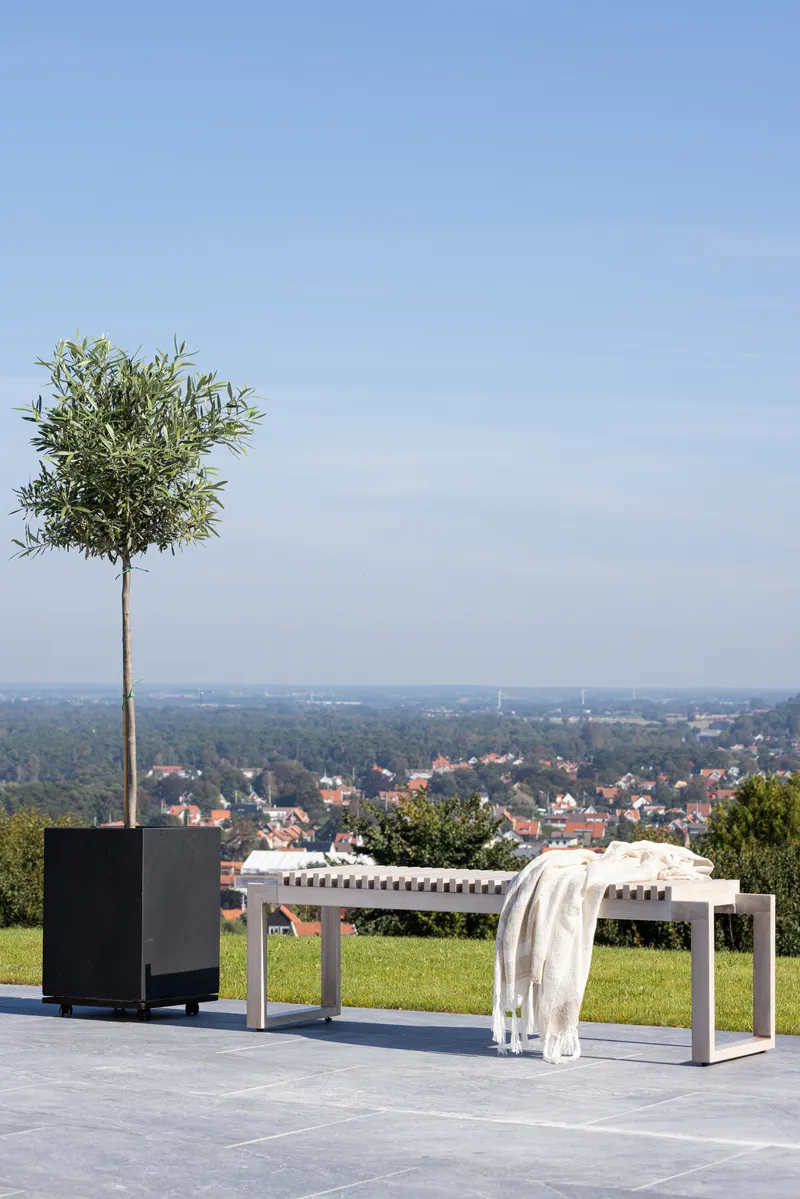 Athena Gartenbank aus Aluminium mit Lattensitz in Whitewash, im Wohnraum, Ansicht 1