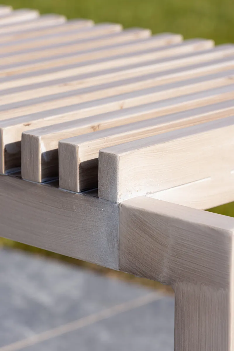 Athena Gartenbank aus Aluminium mit Lattensitz in Whitewash, im Wohnraum, Ansicht 3