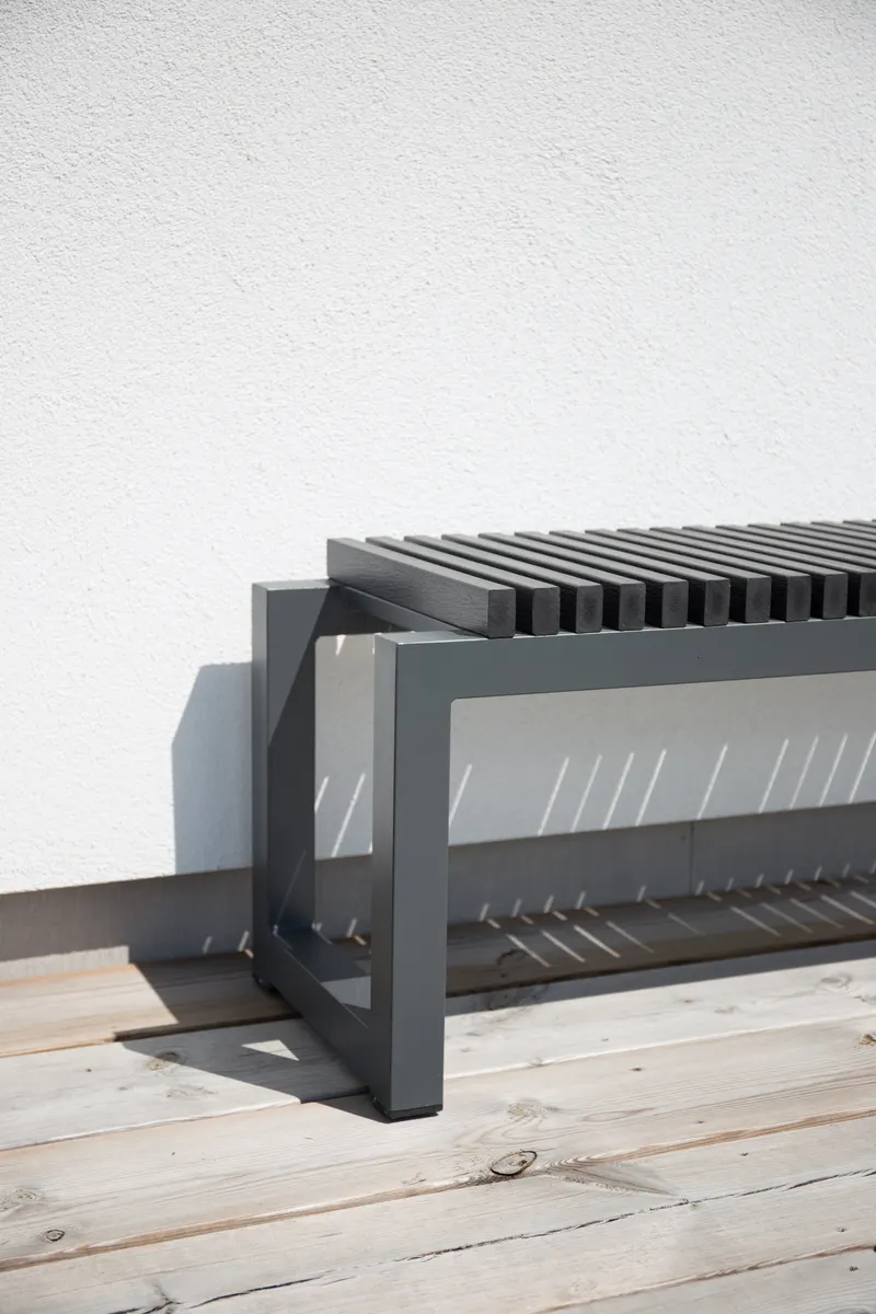 Athena Gartenbank aus Aluminium mit Lattensitz in Schwarz, im Wohnraum, Ansicht 1