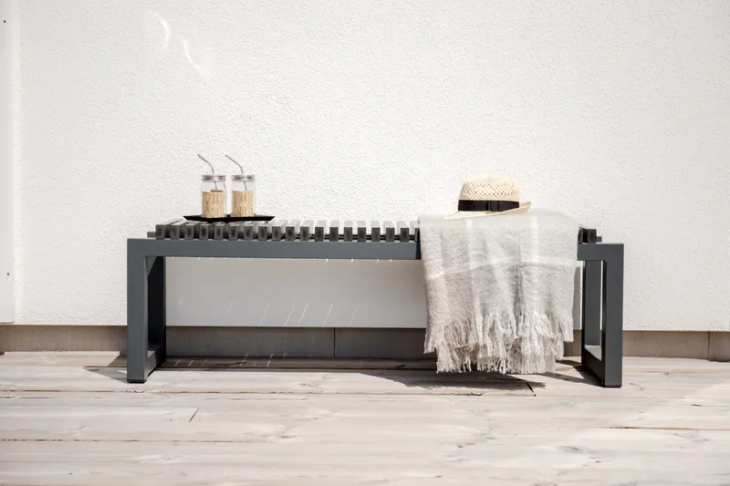Athena Gartenbank aus Aluminium mit Lattensitz in Schwarz, im Wohnraum, Ansicht 2