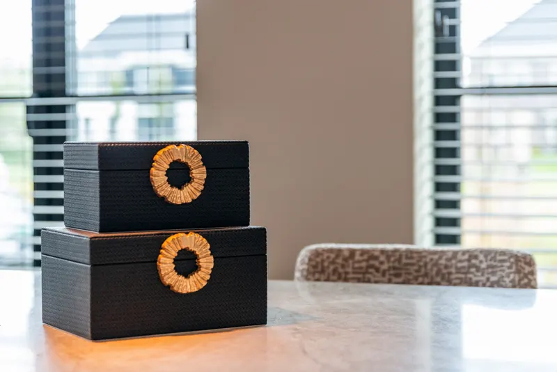Aufbewahrungsdose Amal groß, Schwarz/Goldfarben von Richmond Interiors, Wohnbeispiel 8, im Wohnraum