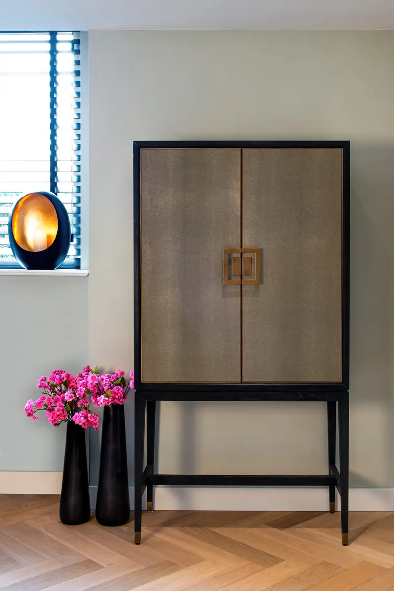Aufbewahrungsschrank Bloomville, Brass Shagreen von Richmond Interiors, Wohnbeispiel 10, im Wohnraum