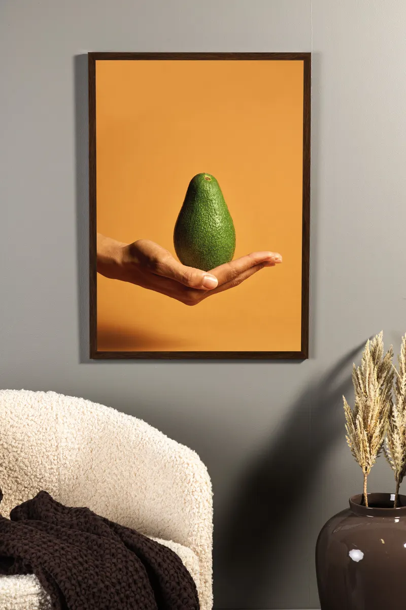 Avocado Poster, Fotografie mit grüner Avocado auf Orange