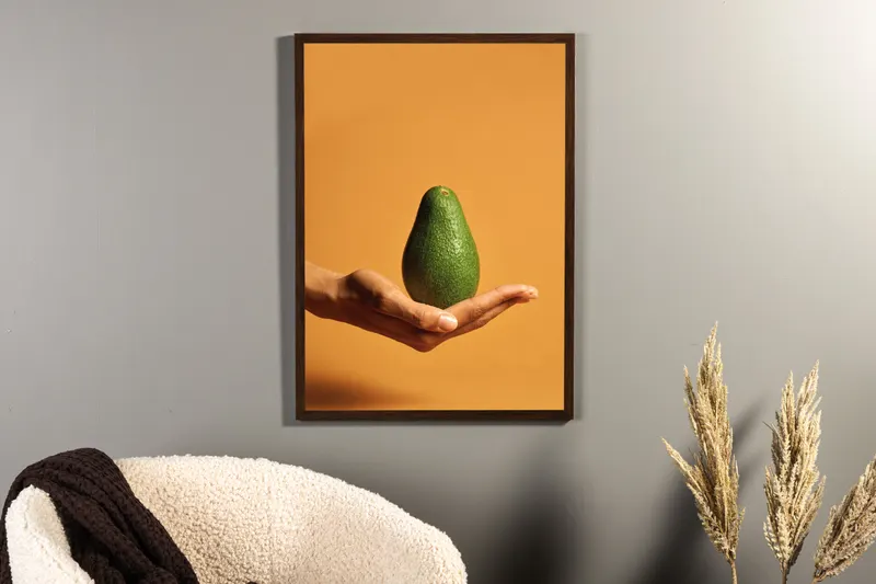 Avocado Poster mit Avocado auf offener Hand in 70 × 50 cm, im Wohnraum, Ansicht 2