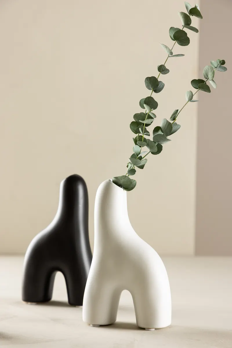 Aya kleine Vase in Bogenform aus Steinzeug, im Wohnraum, Ansicht 1