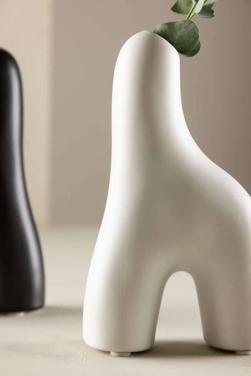 Aya kleine Vase in Bogenform aus Steinzeug, im Wohnraum, Ansicht 2