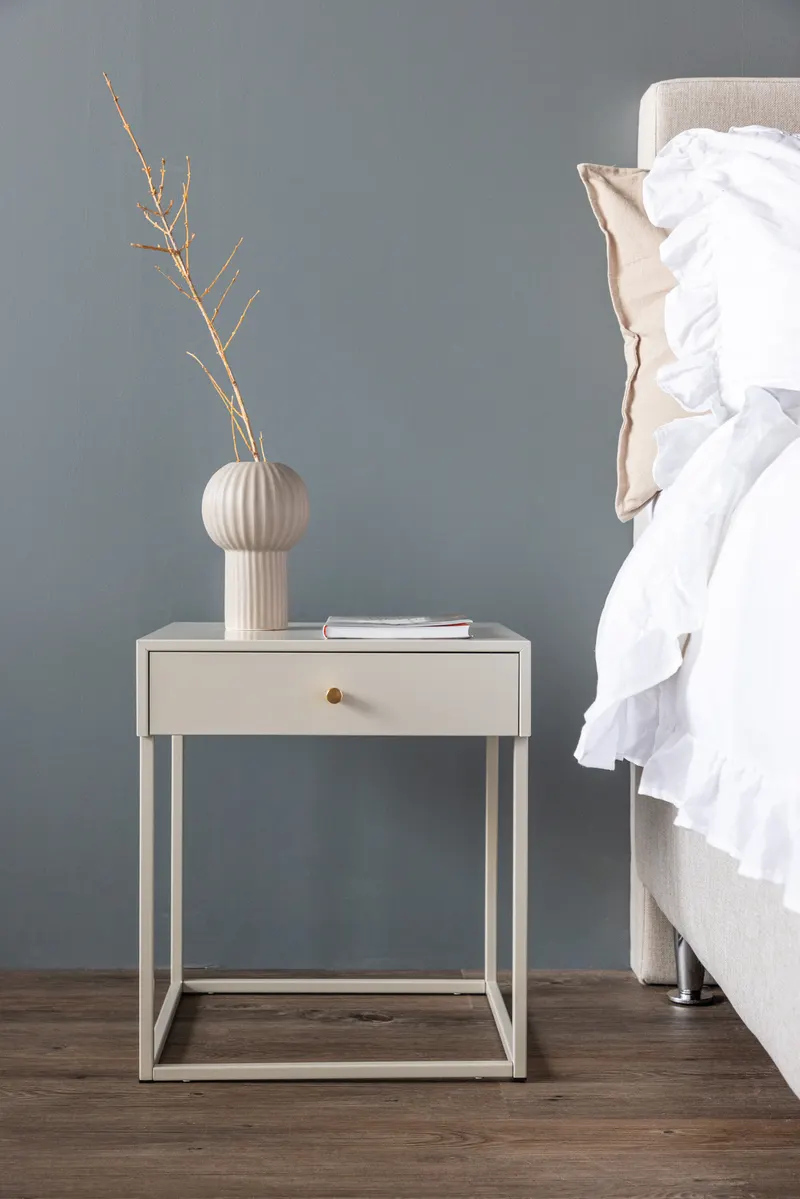 Bakal Nachttisch mit Stahlgestell in 43 × 41 cm, Beige, im Wohnraum, Ansicht 1