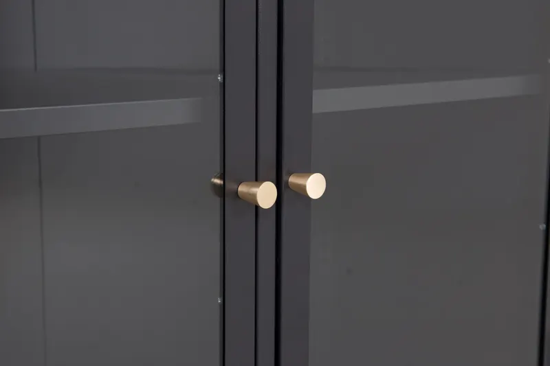 Bakal Sideboard aus Stahl mit Glastüren in 40 × 85 × 85 cm, Schwarz, im Wohnraum, Ansicht 4