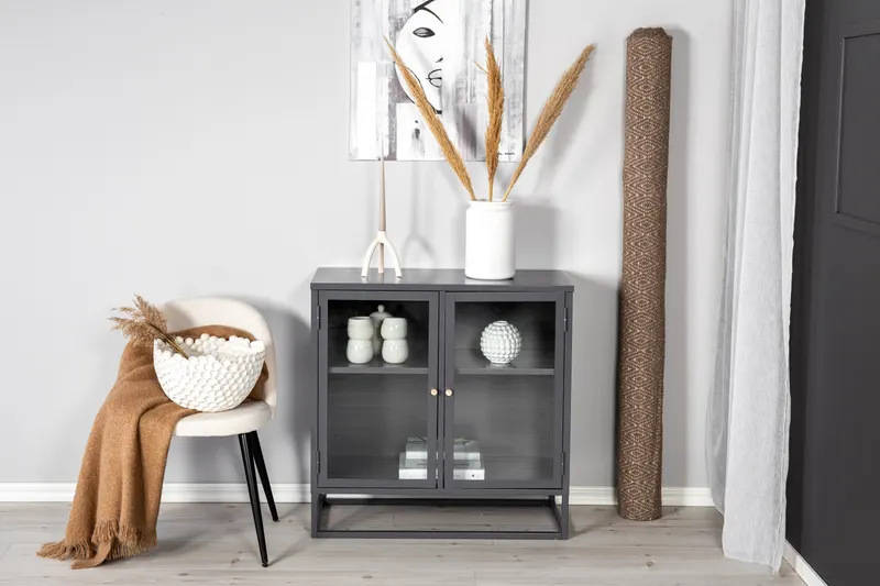 Bakal Sideboard aus Stahl mit Glastüren in 40 × 85 × 85 cm, Grau, im Wohnraum, Ansicht 1