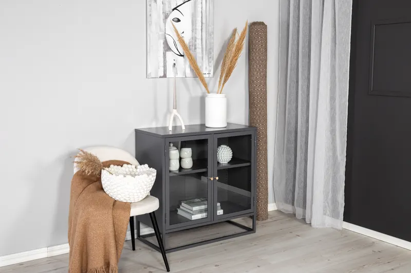 Bakal Sideboard aus Stahl mit Glastüren in 40 × 85 × 85 cm, Grau, im Wohnraum, Ansicht 2