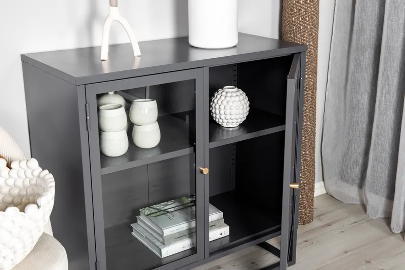 Bakal Sideboard aus Stahl mit Glastüren in 40 × 85 × 85 cm, Grau, im Wohnraum, Ansicht 3