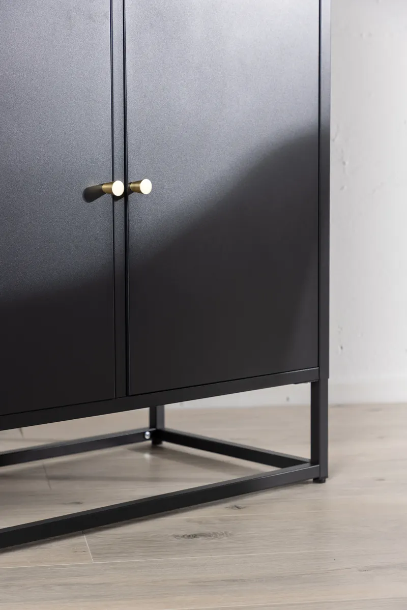 Bakal Sideboard aus Stahl mit Glastüren in 41 × 190 × 80 cm, Schwarz, im Wohnraum, Ansicht 2