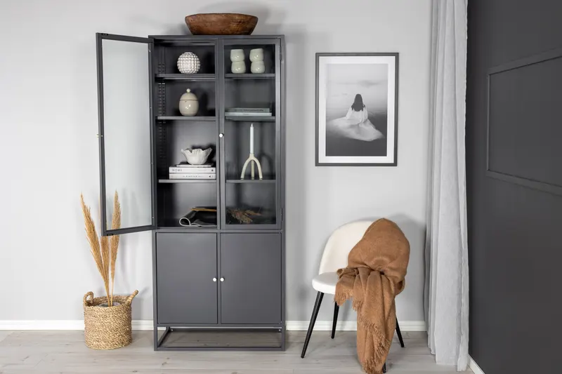 Bakal Sideboard aus Stahl mit Glastüren in 40,5 × 190 × 80 cm, Hellgrau, im Wohnraum, Ansicht 1