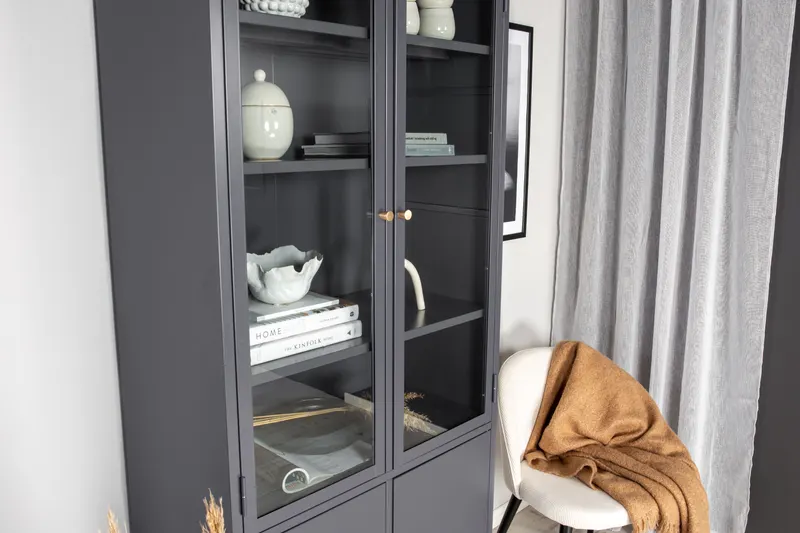 Bakal Sideboard aus Stahl mit Glastüren in 40,5 × 190 × 80 cm, Hellgrau, im Wohnraum, Ansicht 3