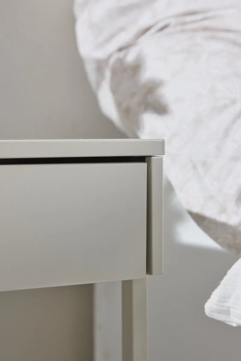 Bakal Sideboard aus Stahl mit Glastüren in 41 × 50 × 43 cm, Beige, im Wohnraum, Ansicht 4