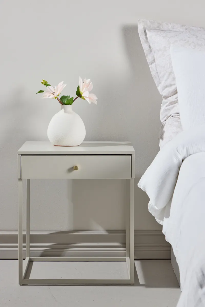 Bakal Sideboard aus Stahl mit Glastüren in 41 × 50 × 43 cm, Beige, im Wohnraum, Ansicht 1