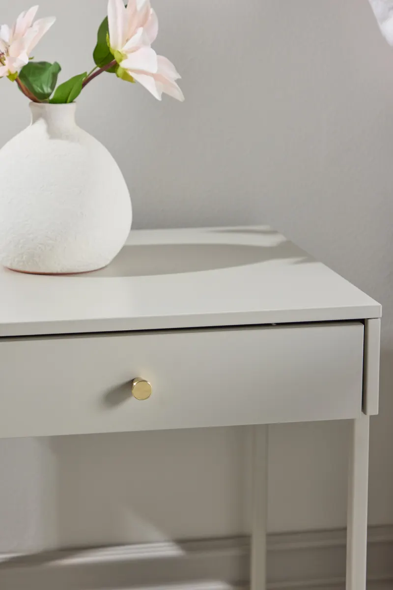 Bakal Sideboard aus Stahl mit Glastüren in 41 × 50 × 43 cm, Beige, im Wohnraum, Ansicht 2
