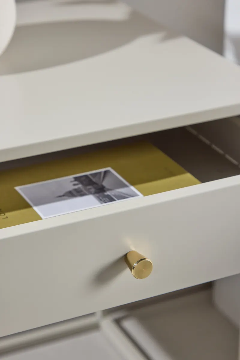 Bakal Sideboard aus Stahl mit Glastüren in 41 × 50 × 43 cm, Beige, im Wohnraum, Ansicht 3