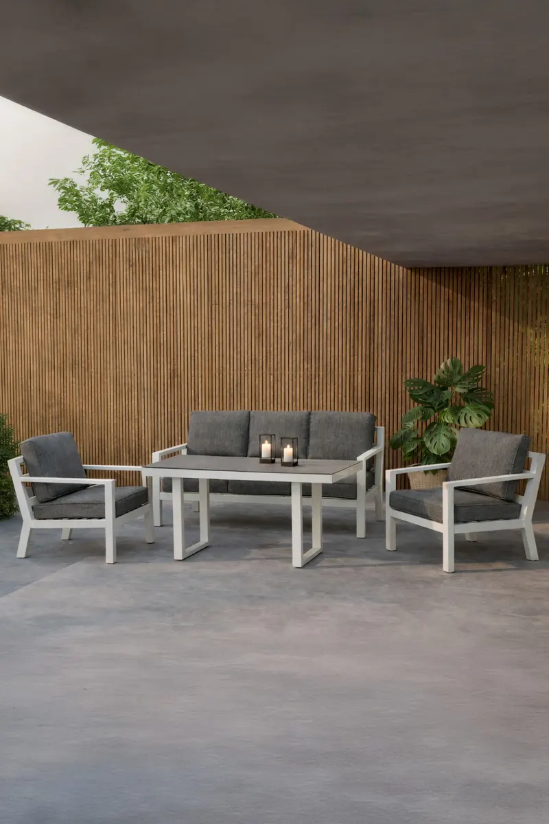 Barcelona Gartenlounge mit Sofa, zwei Sesseln mit ausgestellten Beinen und Tisch, im Wohnraum, Ansicht 1