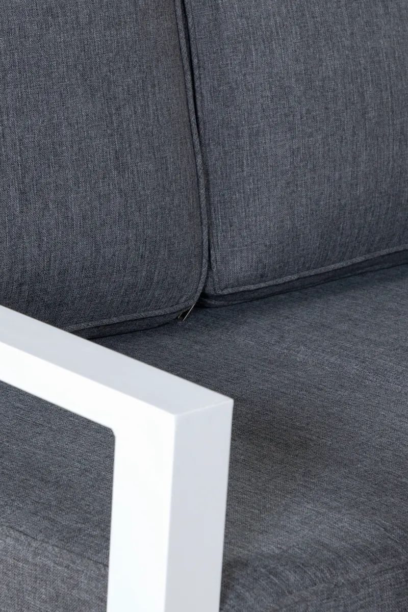 Barcelona Gartenlounge mit Sofa, zwei Sesseln mit ausgestellten Beinen und Tisch, im Wohnraum, Ansicht 2