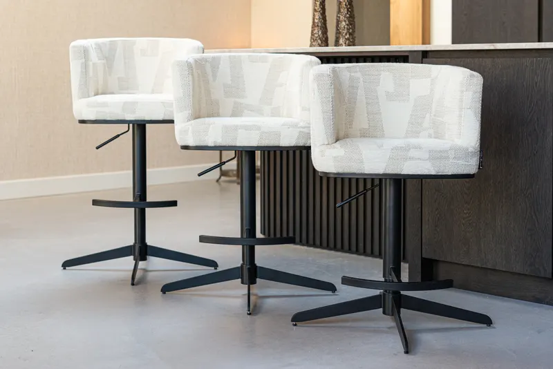 Barhocker Cheyenne, Beige graffic, drehbar von Richmond Interiors, Wohnbeispiel 23, im Wohnraum