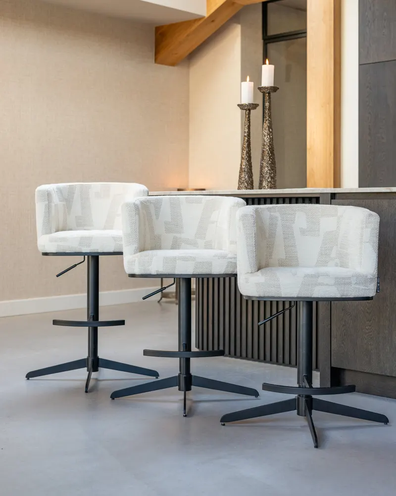 Barhocker Cheyenne, Beige graffic, drehbar von Richmond Interiors, Wohnbeispiel 24, im Wohnraum