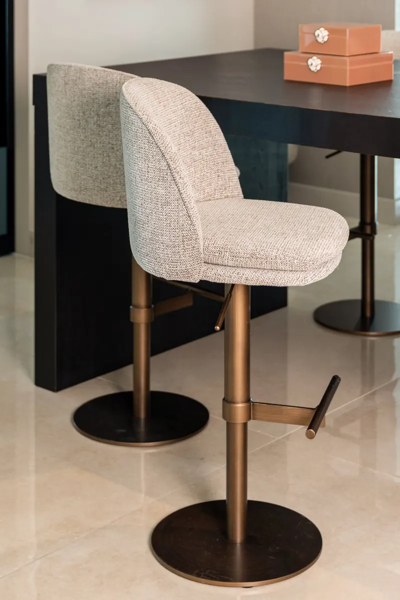 Mocca fancy, drehbar von Richmond Interiors, Wohnbeispiel 8, im Wohnraum