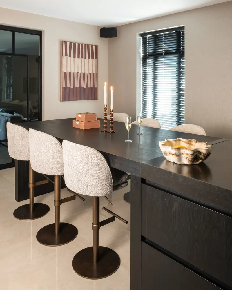 Mocca fancy, drehbar von Richmond Interiors, Wohnbeispiel 9, im Wohnraum