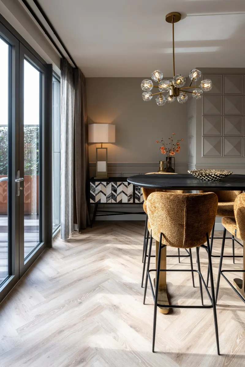 Bartisch Revelin, Schwarz/Goldfarben von Richmond Interiors, Wohnbeispiel 5, im Wohnraum