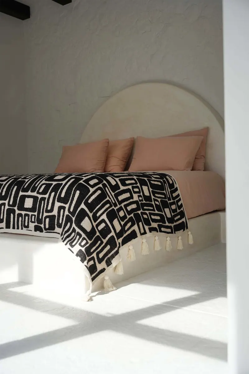 The Aztec Bed Throw Plaid aus Baumwolle von Bazar Bizar, Größe 240 × 128 cm, Natur / Schwarz, Ansicht 4