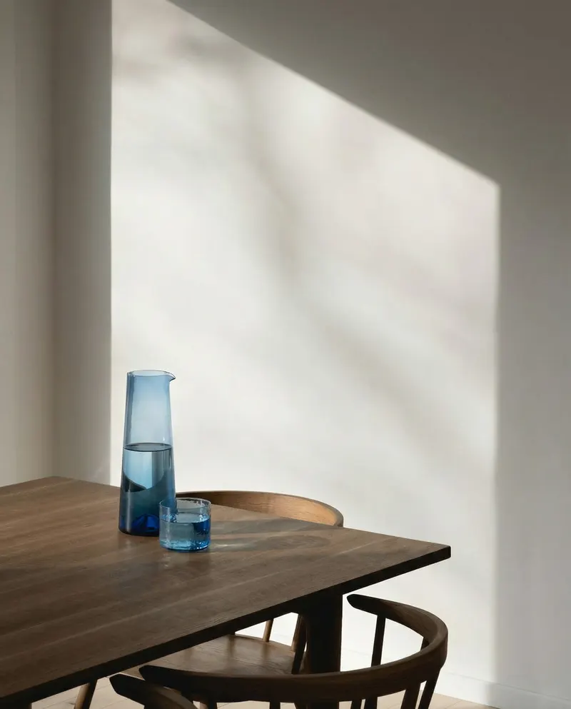 The Azure Carafe Karaffe aus Recyclingglas von Bazar Bizar, Größe 10 × 10 × 26 cm, Indischblau, Ansicht 2