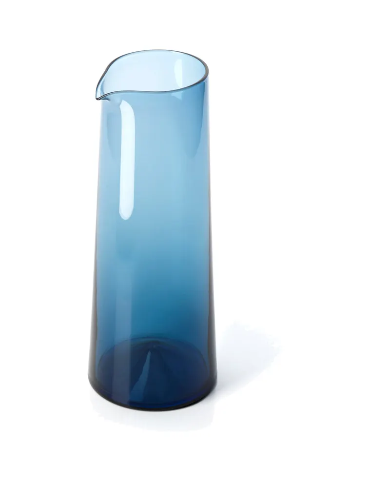 The Azure Carafe Karaffe aus Recyclingglas von Bazar Bizar, Größe 10 × 10 × 26 cm, Indischblau, Ansicht 3