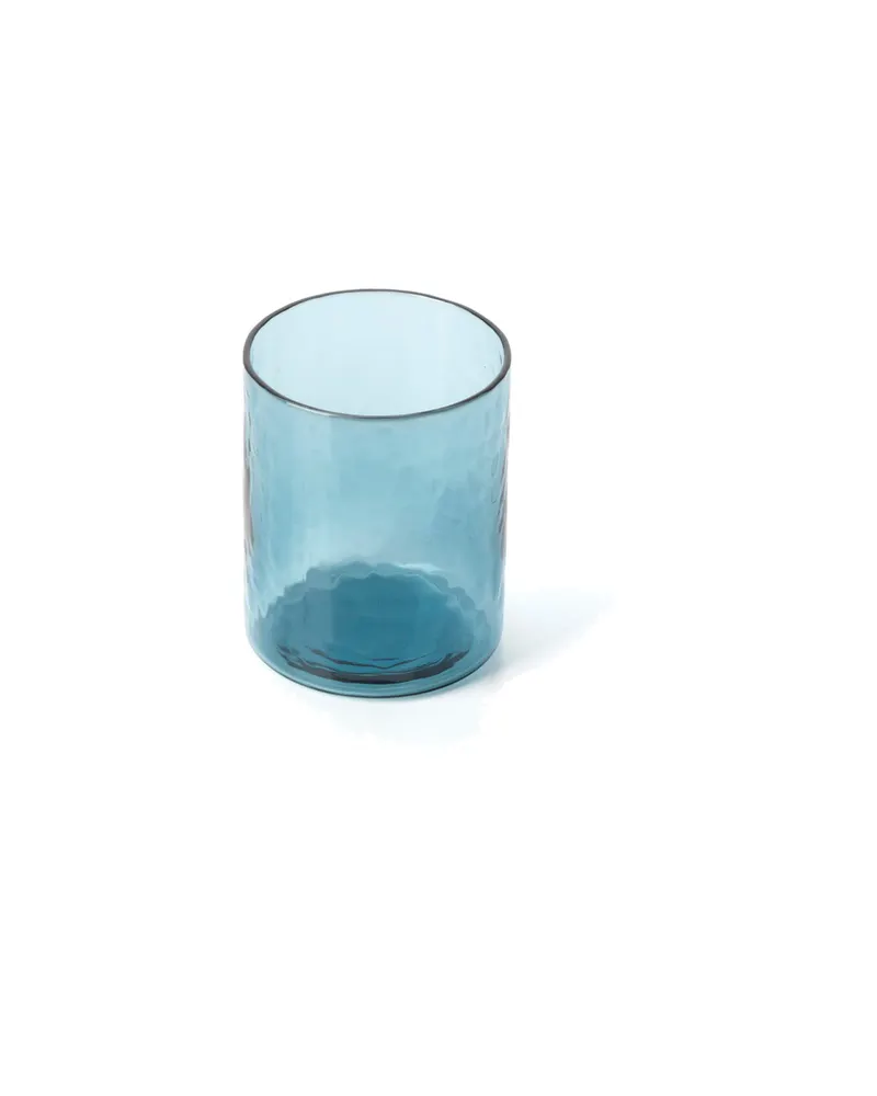 The Azure Hammered High Tumbler Trinkglas aus Recyclingglas von Bazar Bizar, Größe 8 × 8 × 10 cm, Indischblau, Ansicht 2