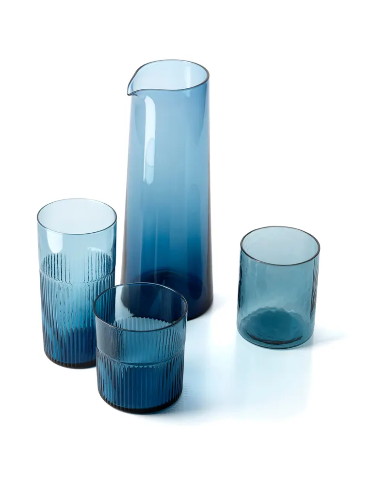 The Azure Hammered High Tumbler Trinkglas aus Recyclingglas von Bazar Bizar, Größe 8 × 8 × 10 cm, Indischblau, Ansicht 5