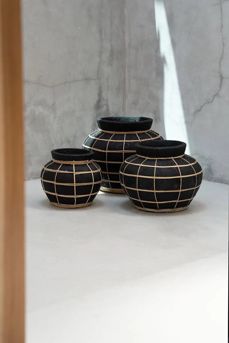 The Belly Vase, Terrakotta-Rattan-Vase von Bazar Bizar, Größe M, Schwarz / Natur, Ansicht 3