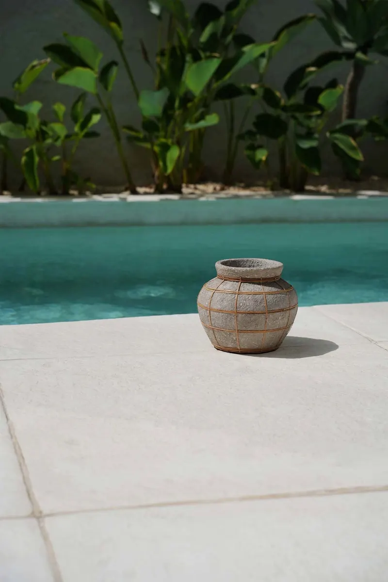 The Belly Vase, Terrakotta-Rattan-Vase von Bazar Bizar, Größe S, Beton-Natur, Ansicht 4