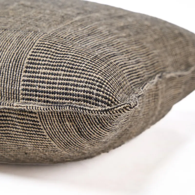 The Bloc Party Cushion Cover Kissenbezug aus Leinen von Bazar Bizar, Größe 50 × 50 cm, Schwarz / Natur, Ansicht 5