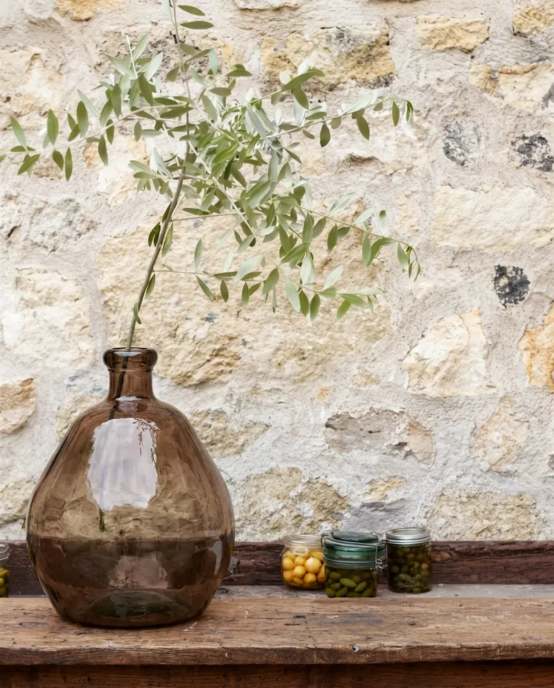 The Bolai Vase aus Recyclingglas von Bazar Bizar, Größe 45 × 45 × 50 cm, Beige, Ansicht 2