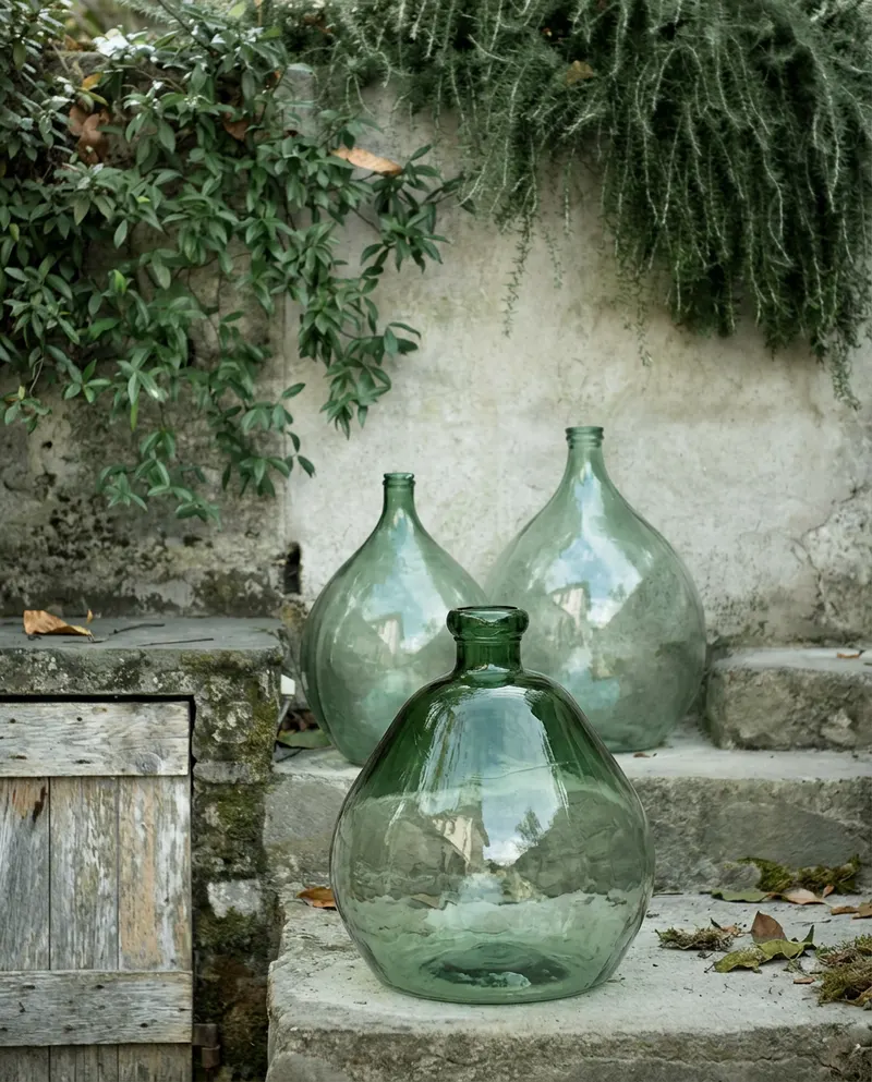 The Bolai Vase aus Recyclingglas von Bazar Bizar, Größe 45 × 45 × 50 cm, Grün, Ansicht 2