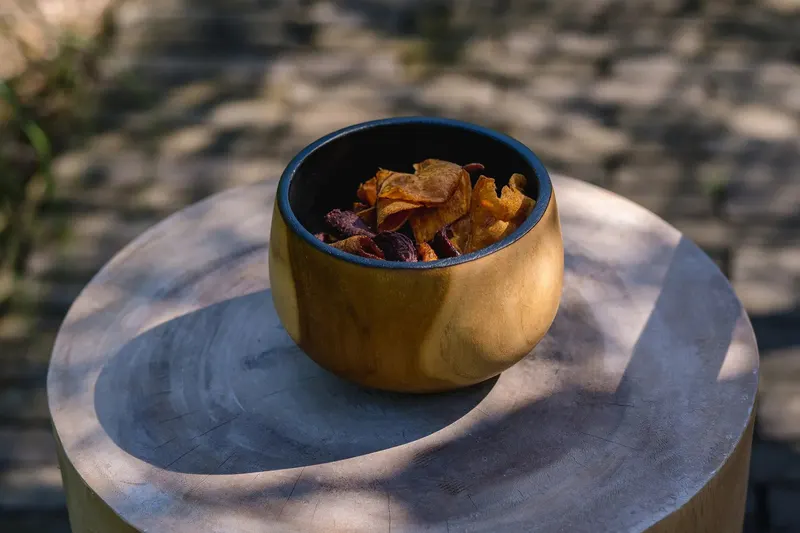 The Bondi Bowl Teakholzschale von Bazar Bizar, Größe 12 × 12 × 8 cm, Natur / Schwarz, Ansicht 7