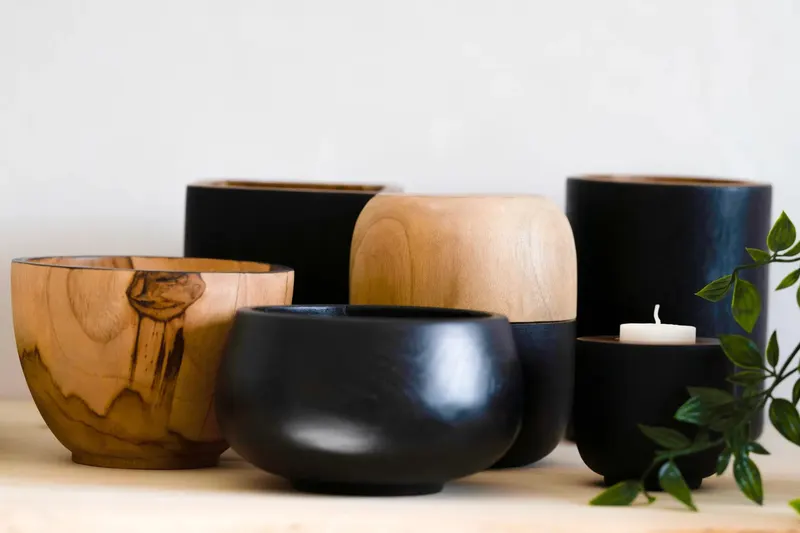 The Bondi Holder #1 Tischdekoration aus Teakholz von Bazar Bizar, Größe 12 × 12 × 15 cm, Natur / Schwarz, Ansicht 5