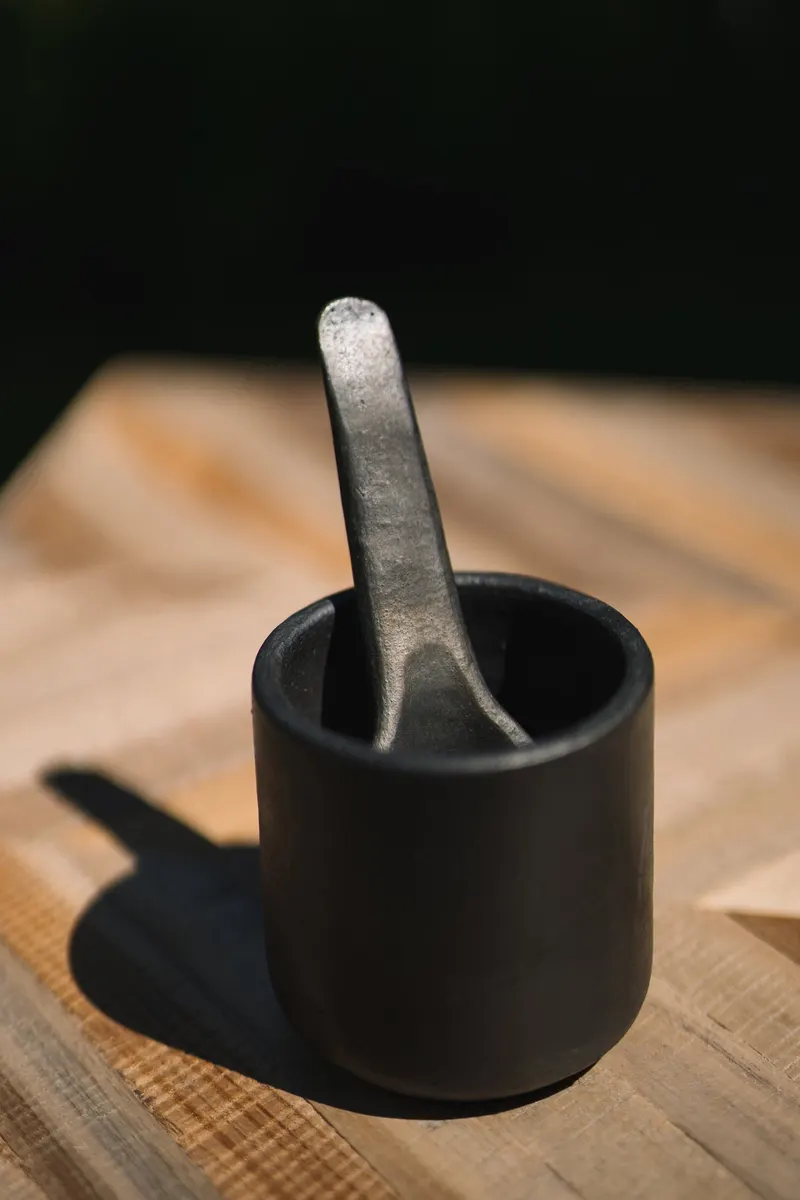 The Burned Cup Tasse aus schwarzer Terrakotta von Bazar Bizar, Größe 8 × 8 × 8 cm, Ansicht 3