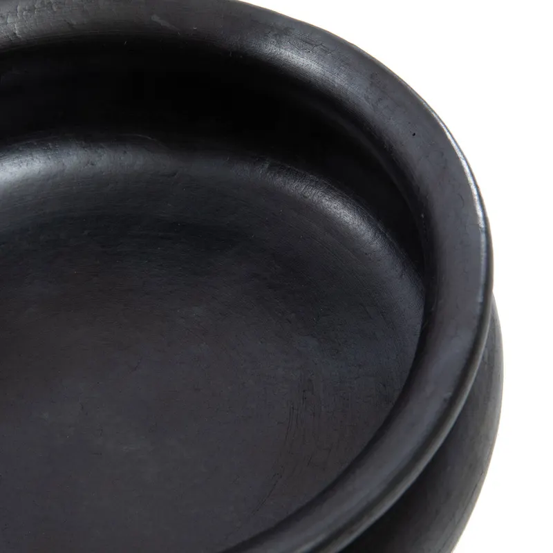 The Burned Curry pot Serviergeschirr aus Terrakotta von Bazar Bizar, Größe 24 × 24 × 15 cm, Schwarz, Ansicht 4