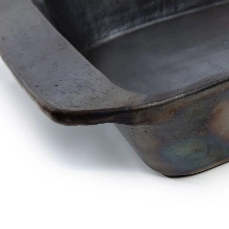 The Burned Oven Tray Serviergeschirr aus Terrakotta von Bazar Bizar, Größe 37 × 28 × 7,5 cm, Schwarz, Ansicht 3