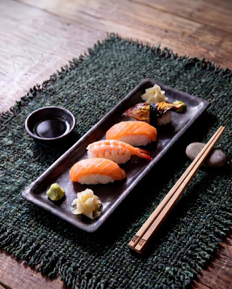 The Burned Sushi Plate Teller aus Terrakotta von Bazar Bizar, Größe L, Schwarz, Ansicht 2