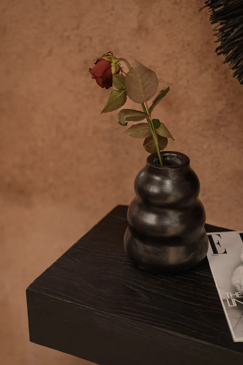 The Burned Vase Terrakotta-Vase von Bazar Bizar, Größe 13 × 6 × 17 cm, Schwarz, Ansicht 2
