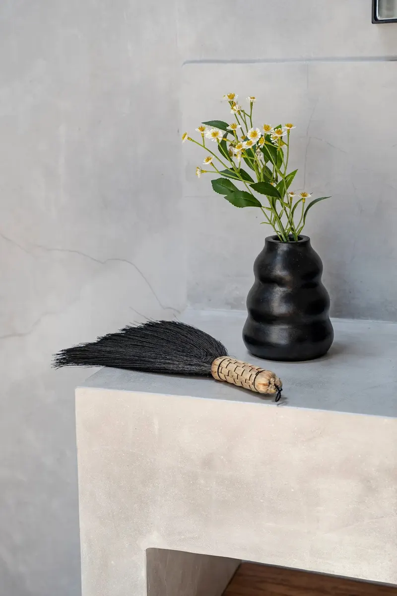 The Burned Vase Terrakotta-Vase von Bazar Bizar, Größe 13 × 6 × 17 cm, Schwarz, Ansicht 3