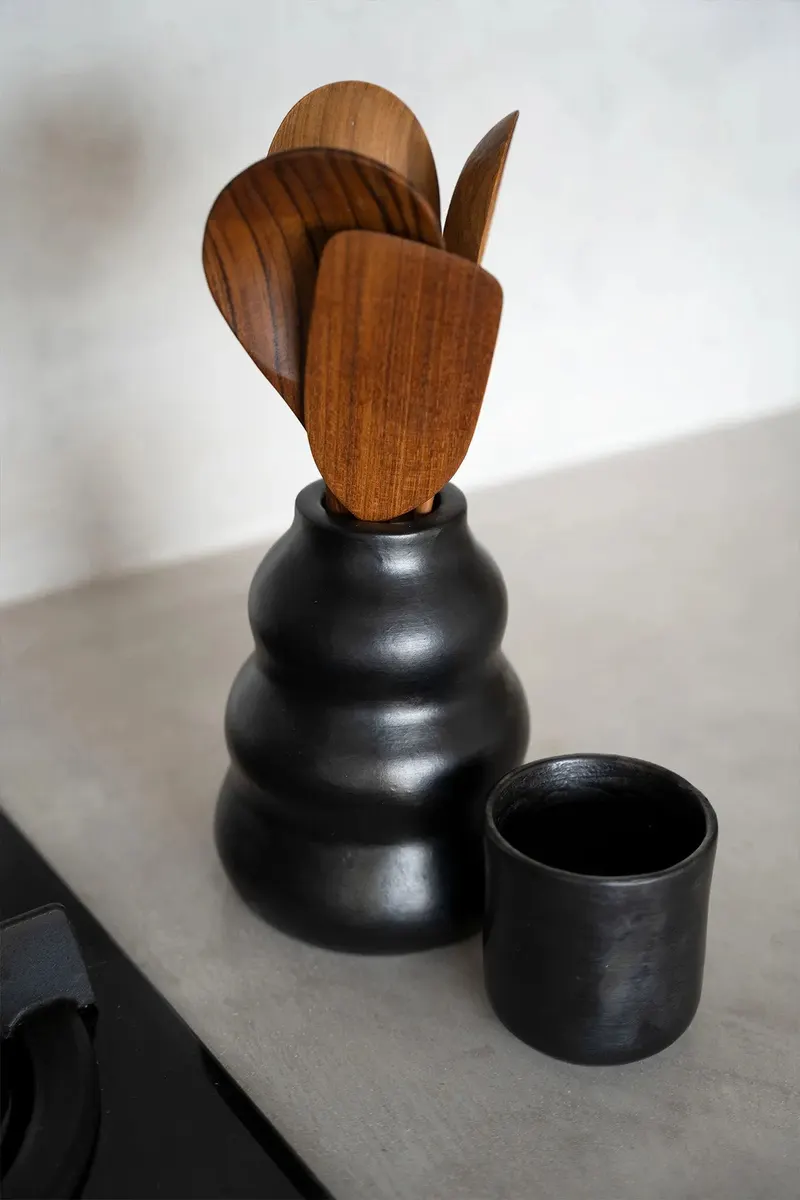 The Burned Vase Terrakotta-Vase von Bazar Bizar, Größe 13 × 6 × 17 cm, Schwarz, Ansicht 4