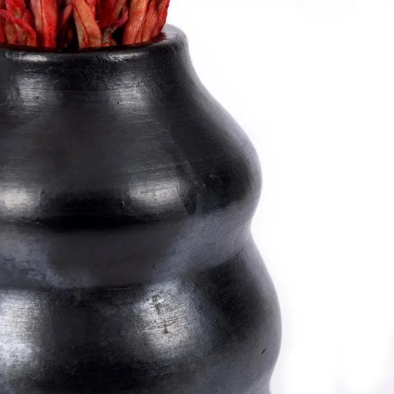 The Burned Vase Terrakotta-Vase von Bazar Bizar, Größe 13 × 6 × 17 cm, Schwarz, Ansicht 6